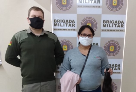 Brigada Militar de SLS recebe doação de uma mecha de cabelo para campanha "Cabelos de Aço"