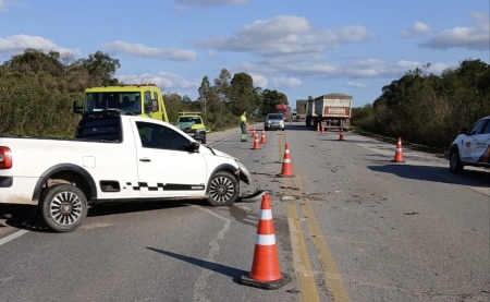 Acidente entre veículo e caminhão na BR 290 em Canguçu