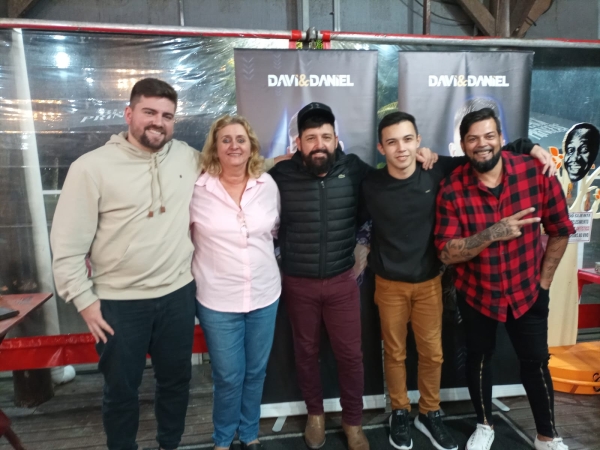A compositora Guerda Maria Kuhn foi assistir a 2 shows da Dupla Davi e Daniel em Joiville e Garatuba
