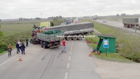 Acidente entre caminhões na BR 116,  em Cristal, deixa uma vítima fatal