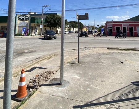 Suportes para os semáforos na rótula da Afubra começam ser instalados