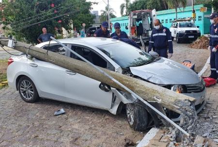 Veículo colidiu com poste na "Curva do Arroio" na tarde desta quinta-feira