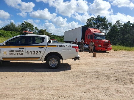 Brigada Militar de São Lourenço do Sul apreende carreta com carga de peixes irregular
