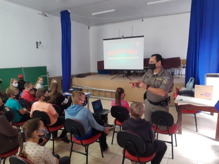 Brigada Militar de São Lourenço do Sul realiza palestra de prevenção às drogas na Escola Municipal Germano Hübner na zona rural