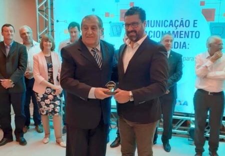 Diretor do Jornal O Lourenciano recebeu troféu em noite de encerramento do ano da Azonasul