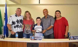Câmara Municipal entrega placa em homenagem ao jovem skatista Arthur Peter Goulart