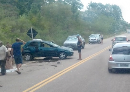 Corsa capotou na RS 265 na tarde desta terça-feira