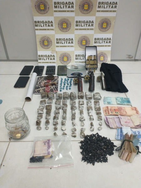 Brigada Militar prendeu dois homens e duas mulheres por tráfico de drogas e porte ilegal de arma de fogo
