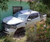 Caminhonete perdeu controle na ERS 265 no Boqueirão e atingiu residência