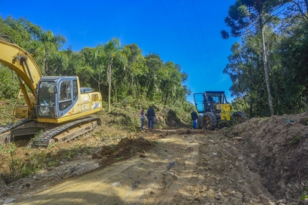 Máquinas trabalham na recuperação do Travessão Feliz no 7º Distrito de São Lourenço do Sul