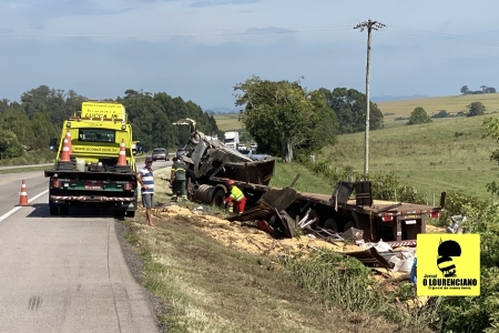 Acidente: caminhão tombou próximo ao acesso secundário na BR 116