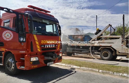 Corpo de Bombeiros socorreu operadores que davam manutenção em outdoor e sofreram descarga elétrica no trevo da SLS