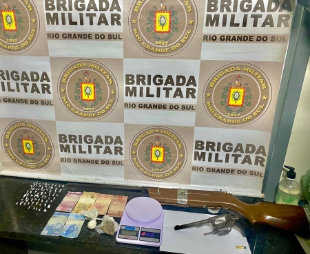 Homem é preso pela Brigada Militar por tráfico de entorpecentes e posse irregular de arma de fogo em Camaquã
