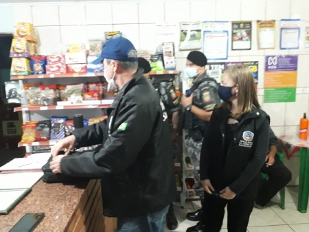 Brigada Militar e Vigilância Sanitária fiscalizam comércios no controle de aglomerações de pessoas e disseminação da COVID-19