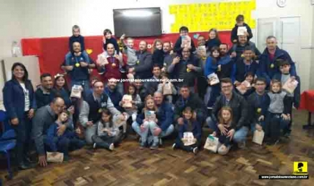 Escola Nossa Senhora Estrela do Mar - Pais são homenageados em apresentações especial do Dia dos Pais