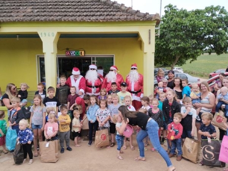 NATAL: Corrente do Bem entregou mais de 1.700 brinquedos para as crianças no interior de São Lourenço do Sul
