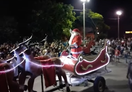 Chegada do Papai Noel aconteceu neste domingo na praça central