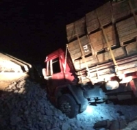 Caminhão passou a sinalização de bloqueio da pista na BR 116 em Camaquã e caiu em erosão