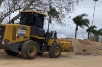 Iniciou a retirada de areia para seguir reconstrução da orla da praia das Nereidas