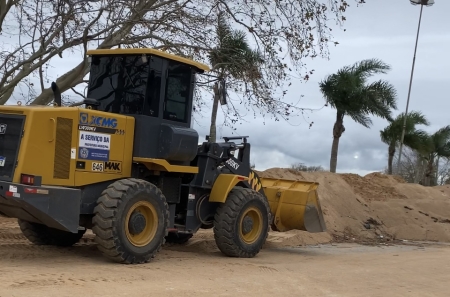 Iniciou a retirada de areia para seguir reconstrução da orla da praia das Nereidas
