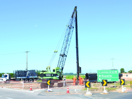 Iniciou a construção do viaduto no trevo de São Lourenço, na BR 116
