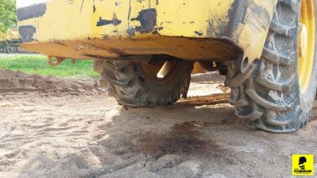 Rolo compressor que trabalha no asfaltamento na Barrinha foi alvo de vandalismo