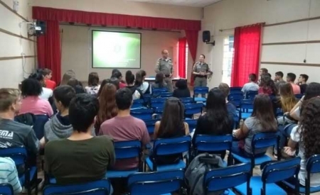 BRIGADA MILITAR DE SÃO LOURENÇO DO SUL REALIZA PALESTRA PARA ESTUDANTES
