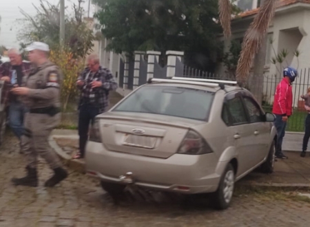 Acidente de trânsito: Veículos colidiram na esquina da Rua Humaitá com Júlio de Castilhos