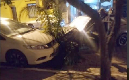Veículo invade canteiro a atinge outro veículo estacionado na rua Marechal Floriano