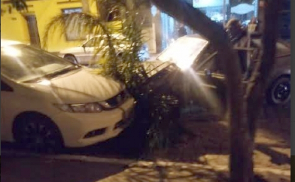 Veículo invade canteiro a atinge outro veículo estacionado na rua Marechal Floriano