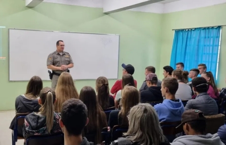 Brigada Militar participa de palestras sobre os risco do consumo de bebida alcoólica e prevenção às drogas