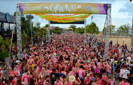 Carnaval na praia reuniu grande número de foliões