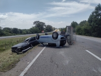 Veículo puxando outro no reboque capotou na BR 116 próximo a Turuçu