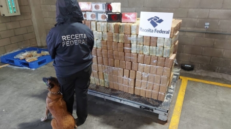 Receita Federal apreende carga de cocaína avaliada em 40 milhões de dólares no Porto do Rio Grande