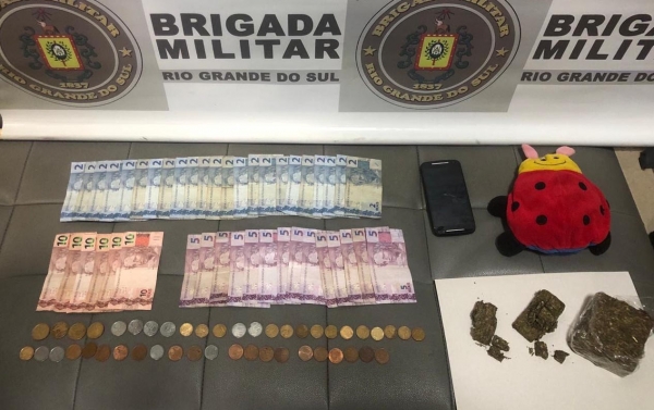 Brigada Militar prende homem por descumprimento do regime de prisão domiciliar e tráfico de drogas em Camaquã
