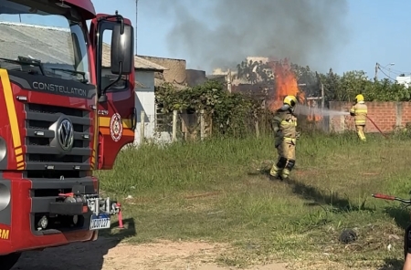 Corpo de Bombeiros atendeu ocorrência de incêndio na rua 25 de Julho na tarde de hoje