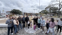 Prefeitura inaugurou hoje os novos Brinquedos na Praça Central e realizou a entrega de mais um ônibus escolar