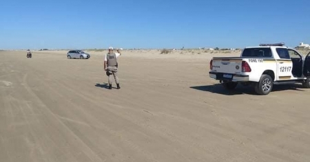 Brigada Militar de Rio Grande fiscaliza beira da praia devido ao Coronavírus