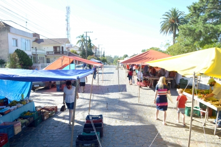 Feira livre da Praça Central está com maior distanciamento entre as bancas