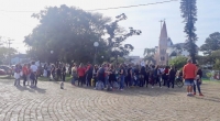Manifestação acontece na praça central