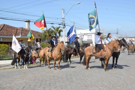 Desfile Farroupilha aconteceu na manhã desta terça feira em São Lourenço do Sul