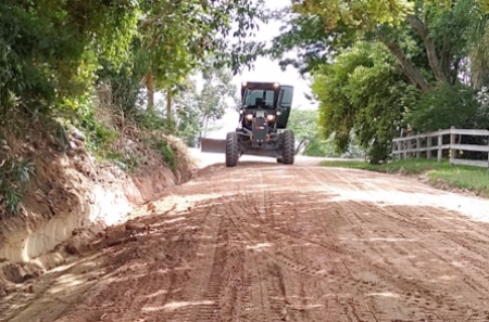 Prefeitura Municipal realiza patrolamento e encascalhamento da Estrada do Passo do Pinto