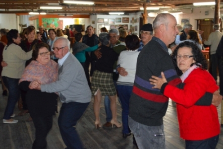 Conviver tem mais uma tarde festiva de baile