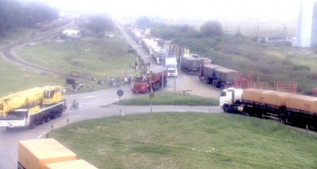 Manifestação de Pescadores bloqueia BR-392 entre Pelotas e Rio Grande