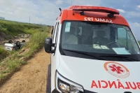 Carro perdeu o controle e capotou na manhã desta sexta-feira na Estrada do Tigre