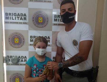 Brigada Militar de São Lourenço do Sul recebe doação de mecha de cabelo para a Campanha Cabelos de Aço