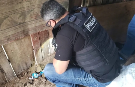 Polícia Civil e Brigada Militar de São Lourenço do Sul, em cumprimento de mandado de busca e apreensão, realizaram prisão em flagrante por tráfico de drogas no Bairro Medianeira