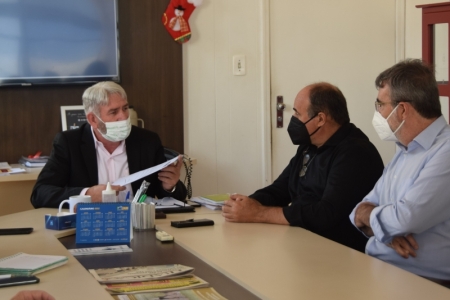 RUA COBERTA: Prefeito Rudinei Härter recebe os deputados federal Henrique Fontana e estadual Zé Nunes