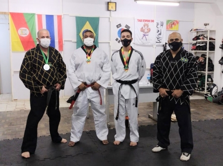 Atletas lourencianos do Tae Kwon Do graduaram-se faixas pretas