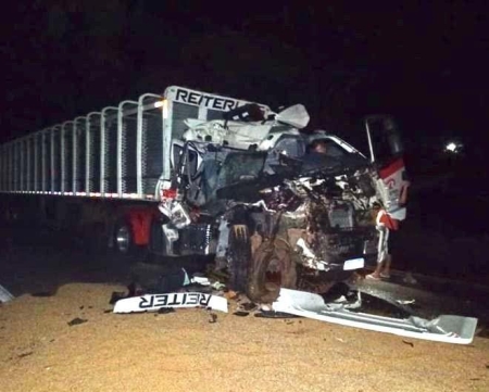 Colisão entre dois caminhões na BR 392 em Pelotas